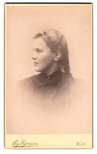 Fotografie H. J. Sjöman, Wasa, Porträt einer jungen Frau im Profil