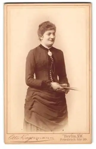 Fotografie Otto Kagermann, Berlin, Friedrich-Str. 99, Dame mit elegantem Kleid und Fächer