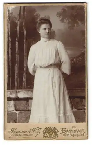 Fotografie Samson & Co., Hannover, Ernst-Augustplatz 5, Frau in elegantem weissen Kleid