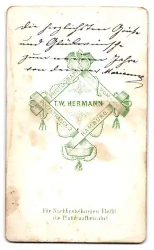 Fotografie T. W. Hermann, Hamburg, Poststrasse 2, Dame neben einem kunstvollen Stuhl