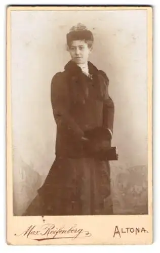 Fotografie Max Reifenberg, Altona, Bachstrasse, Dame in dunklem Kleid mit Hut und Muff