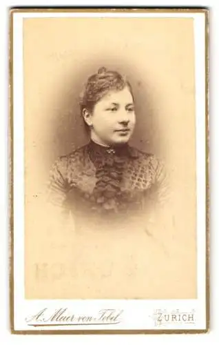 Fotografie A. Meier von Tobel, Zürich, Beatengasse 13, Portrait einer jungen Frau in gemustertem Kleid