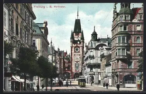 AK Freiburg i. B., Partie am Martinstor mit Strassenbahn