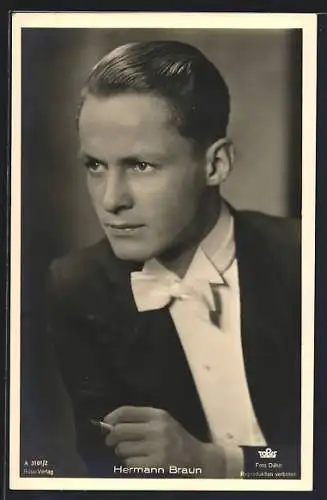 AK Schauspieler Hermann Braun im Anzug mit Zigarette