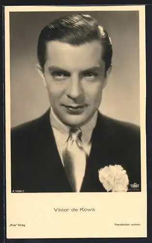 AK Schauspieler Victor de Kowa, elegant mit Ansteckblume