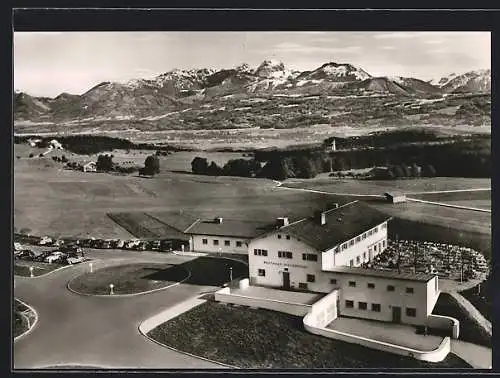 Foto-AK Autobahn-Rasthaus und Hotel Irschenberg, Panorama mit Bergen