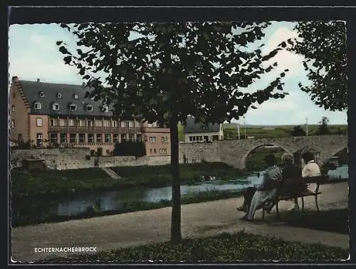 AK Echternacherbrück /Irrel, Schloss-Hotel St. Liborius mit Brücke und Uferpromenade