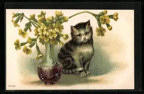 Präge-Lithographie Kleine Katze neben einer Vase mit gelben Blumen