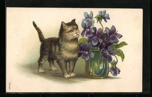 Präge-Lithographie Junge Katze neben Vase mit violetten Blumen