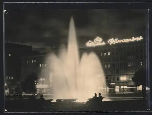 AK Magdeburg, Wilhelm-Pieck-Allee mit Springbrunnen bei Nacht