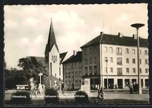 AK Merseburg, Ecke Ernst-Thälmann-Strasse u. Bahnhofstrasse, mit Kirche