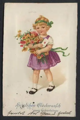 Geräusch-AK Ein junges Mädchen mit einem Strauss Blumen und einem Brief, Geburtstagskarte