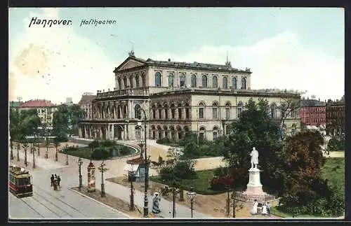 AK Hannover, Hoftheater mit Denkmal und Strassenbahn