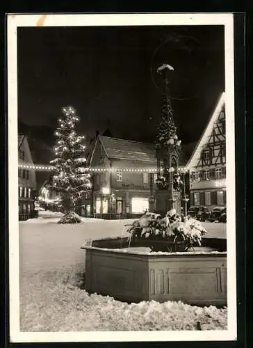 AK Ebingen /Schwäb. Alb, Brunnen und Weihnachtsbaum im Schnee bei Nacht