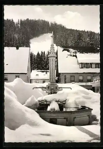 AK Vöhrenbach /Schwarzwald, Eingeschneiter Dorfplatz mit Brunnen