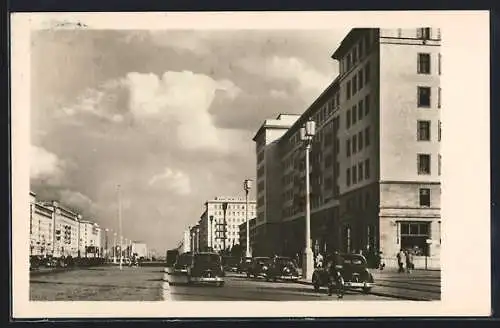 AK Berlin, Stalinallee mit Passanten