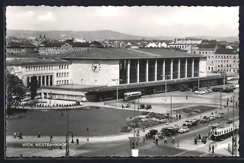 AK Wien XV, Westbahnhof, Bus und Strassenbahn auf dem Vorplatz