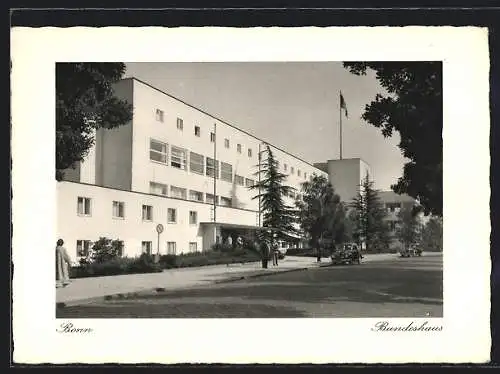 AK Bonn, Bundeshaus mit Strassenpartie