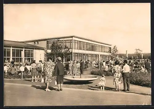 AK Erfurt, Internationale Gartenbauausstellung, Ausstellungshalle mit Brunnen