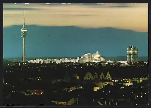 AK München, Abendliche Stadtsilhouette mit Olympiaturm und Aussichtsplattformen mit Drehrestaurant