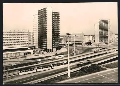 AK Halle /Saale, Ernst-Thälmann-Platz mit Hochhäusern aus der Vogelschau, Strassenbahn