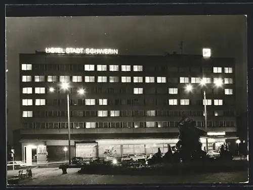 AK Schwerin, Hotel Stadt Schwerin bei Nacht