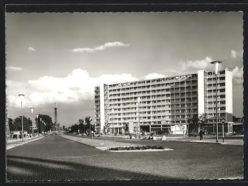 AK Berlin, Hansaviertel, Schwedenhaus mit Siegessäule