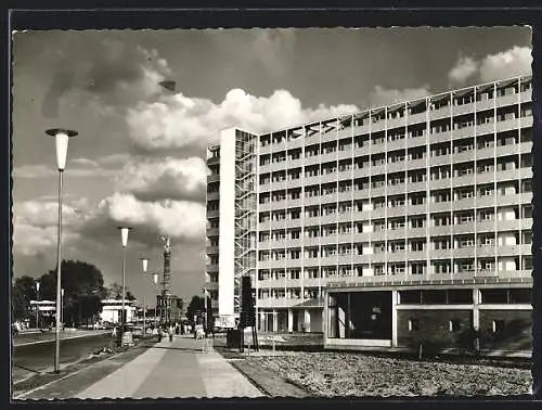 AK Berlin, Hansaviertel, Wohngebäude mit Siegessäule