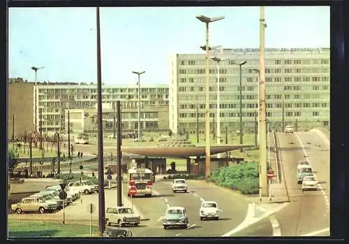 AK Halle /Saale, Ernst-Thälmann-Platz mit Hochstrasse, Omnibus