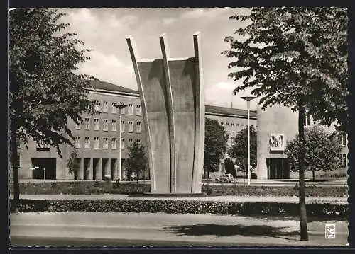 AK Berlin-Tempelhof, Denkmal am Platz der Luftbrücke