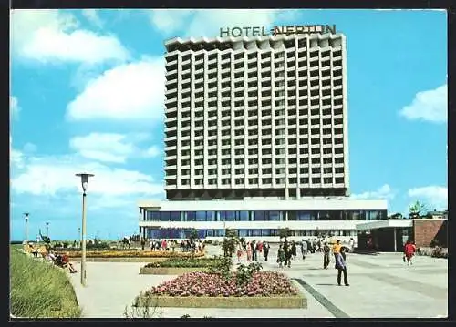 AK Rostock-Warnemünde, Am Hotel Neptun mit Vorplatz