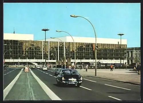 AK Berlin, Strassenverkehr vor dem Palast der Republik