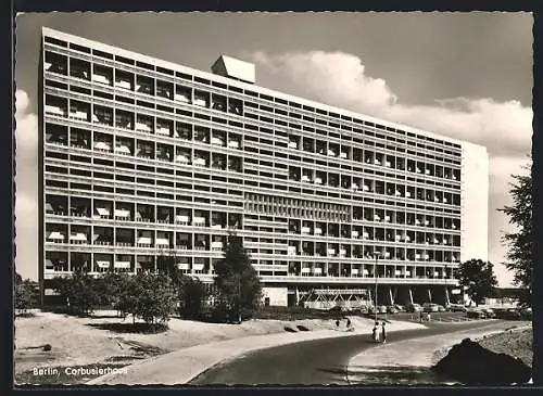 AK Berlin, Corbusierhaus mit Grünanlagen