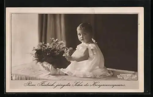 AK Prinz Friedrich von Preussen als Kleinkind sitzt auf einem Tisch, jüngster Sohn des Kronprinzenpaares