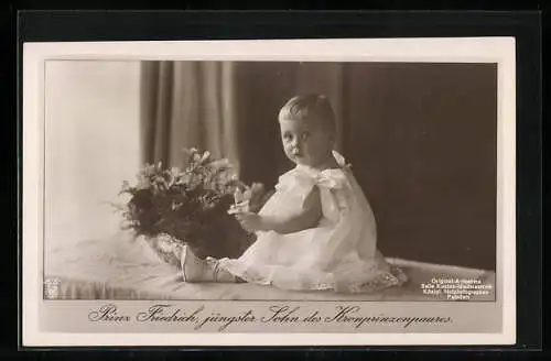 AK Prinz Friedrich von Preussen als Kleinkind sitzt auf einem Tisch, jüngster Sohn des Kronprinzenpaares