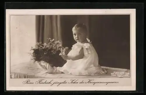 AK Prinz Friedrich von Preussen als Kleinkind sitzt auf einem Tisch, jüngster Sohn des Kronprinzenpaares