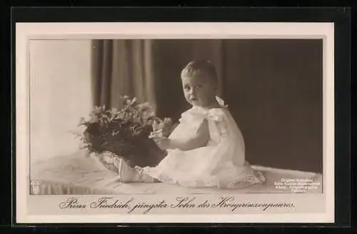 AK Prinz Friedrich von Preussen als Kleinkind sitzt auf einem Tisch, jüngster Sohn des Kronprinzenpaares