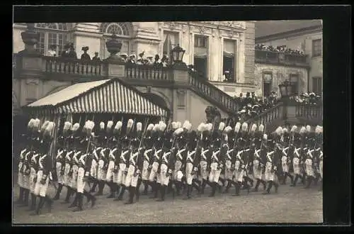 AK Soldaten in historischen Uniformen bei einer Parade