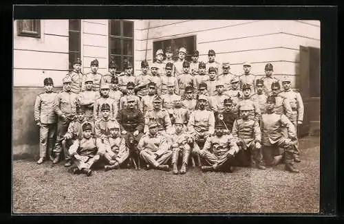 Foto-AK Gruppe österreichischer Soldaten in Uniform mit Kompaniehunden