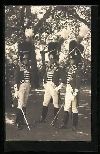 AK Soldaten in historischer Uniform mit Fellmützen