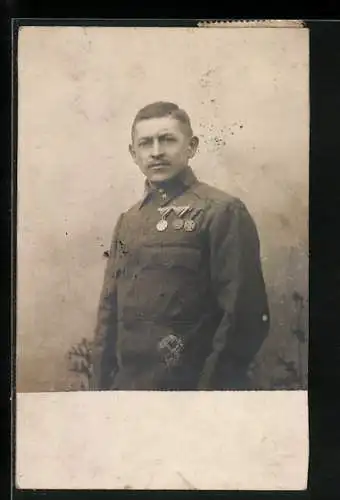 Foto-AK Österreichischer Soldat in Uniform mit Orden