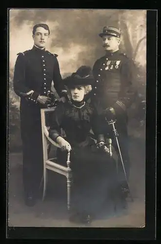 Foto-AK Vater und Sohn in französischer Uniform mit Orden