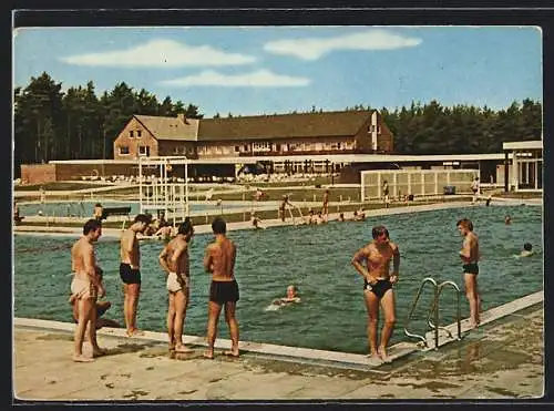 AK Müden /Oertze, Belebte Szene aus dem Waldschwimmbad Herrenbrücke