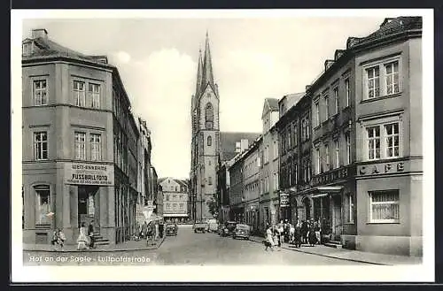 AK Hof / Saale, Luitpoldstrasse mit Blick nach der Kirche