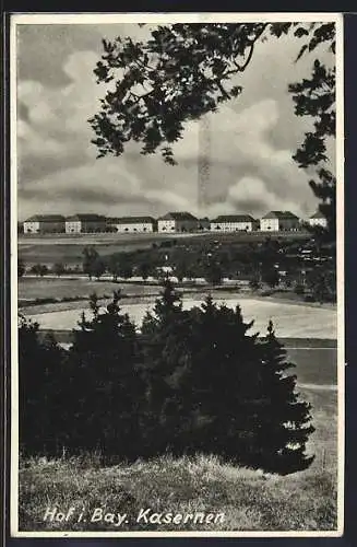 AK Hof /Bay., Kasernen-Panorama von einer Anhöhe aus