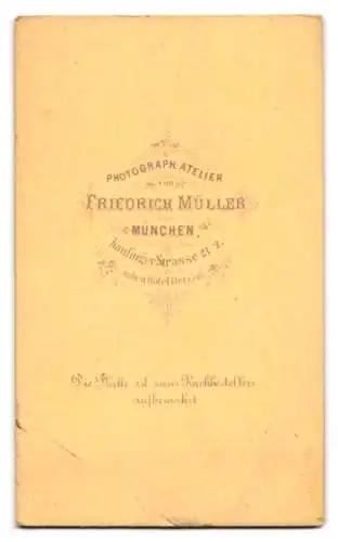 Fotografie Friedrich Müller, München, Kaufingerstrasse 21, Porträt eines Mannes auf einem Stuhl sitzend