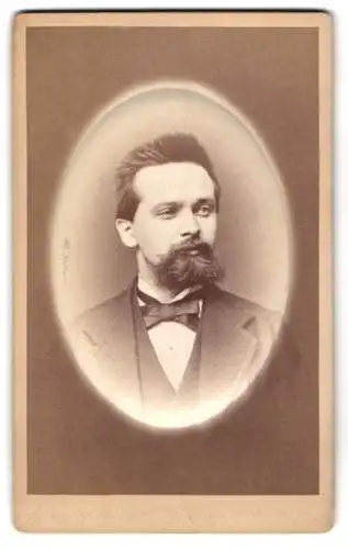 Fotografie C. Burghard, Aalen, Portrait eines Mannes mit Bart