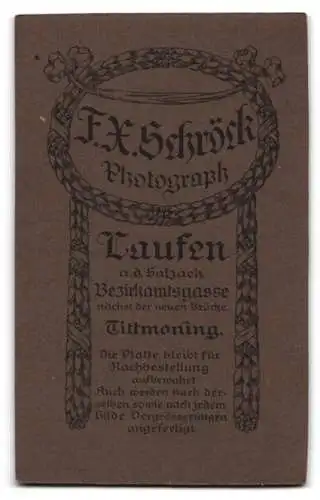Fotografie F.X. Schröck, Laufen a. d. Salzach, Bezirksamtsgasse, Stehender junger Mann mit Hut