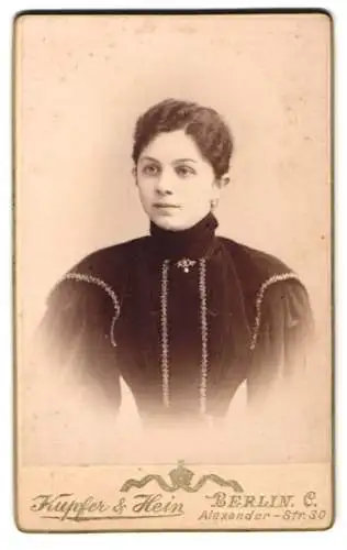 Fotografie Kupfer & Hein, Berlin, Alexander-Str. 30, Portrait einer jungen Dame in dunkler Kleidung