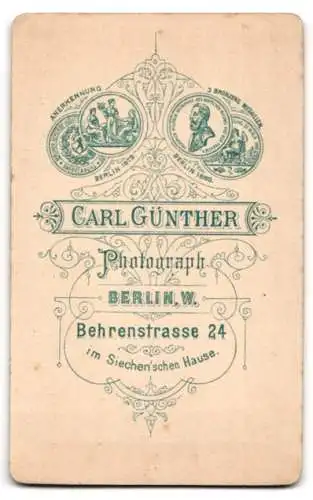 Fotografie Carl Günther, Berlin, Behrenstrasse 24, Porträt einer Dame in elegantem Kleid